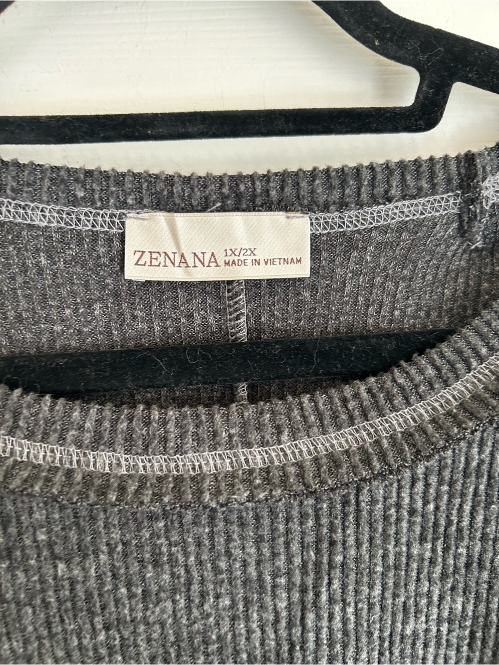 Zenana grey ribbed top with pocket size 1x/2x - Picture 2 of 3